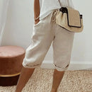 Bermuda Levana™ em linho de algodão com cintura ajustável, modelo da marca ModernLar, em tom claro, vista frontal.