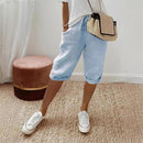 Bermuda Levana™ em linho de algodão com cintura ajustável, roupa casual moderna, cor clara, vista frontal.