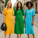 Vestido Adélie™ em linho de algodão com botões laterais e fenda, estilo sofisticado e elegante, usado por uma modelo em ambiente casual.