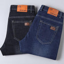 Calça jeans masculina Hero™ da ModernLar, com elasticidade, conforto e caimento perfeito, exibe detalhes do tecido e costura.