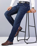 Calça jeans masculina Hero™ da ModernLar, com elasticidade, conforto e caimento perfeito, visível na imagem.