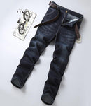 Calça jeans masculina Hero™ da ModernLar com ajuste confortável, elasticidade e caimento perfeito, vista frontal.