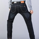 Calça jeans masculina Hero™ da ModernLar, com elasticidade, conforto e caimento perfeito, modelo clássico em tom azul.