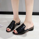 Mule Croco Bella™ em couro texturizado com salto bloco baixo, estilo elegante e confortável, da marca ModernLar.