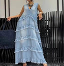 Vestido jeans Helena™ com camadas desfiadas, caimento impecável, estilo elegante e confortável, em tom azul claro.