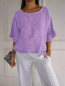 Blusinha Bellatriz™ com babado, manga bufante e caimento solto em algodão, vestida por uma mulher moderna, estilo confortável.