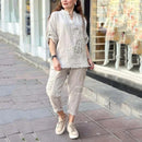 Conjunto Vogue Street™ em linho de algodão com estampa metalizada e calça cargo bordada, estilo moderno e confortável.