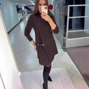 Vestido Gênova™ da ModernLar com recorte plissado escultural, tecido elegante em tom neutro, mostrado em close na imagem.