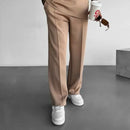 Calça Zurich™ ModernLar de alfaiataria com caimento solto, estilo esportivo fino para homens, imagem em fundo neutro.