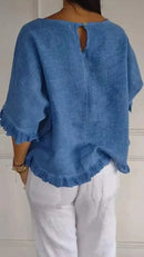 Blusinha Bellatriz™ com babado, manga bufante e caimento solto em algodão, ideal para mulheres modernas, em tom preto.
