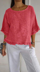 Blusinha Bellatriz™ com babado e caimento solto em algodão, estilo moderno, para mulheres confortáveis e elegantes.