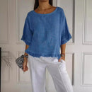 Blusinha Bellatriz™ com babado, manga bufante e caimento solto de algodão, para mulheres modernas, vista em fundo branco.