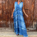Vestido jeans Helena™ com camadas desfiadas, caimento impecável, tecido jeans azul, modelo feminino elegante e confortável.