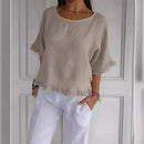 Blusinha Bellatriz™ com babado, manga larga e caimento solto em algodão, ideal para mulheres modernas, em estilo casual.