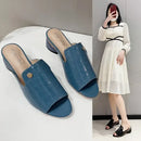 Mule Croco Bella™ em couro texturizado com salto bloco baixo, calçado feminino da ModernLar, estilo sofisticado e confortável.