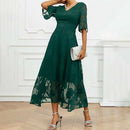 Vestido Celira™ com design floral sofisticado, confeccionado pela marca ModernLar, exibido em imagem detalhada.