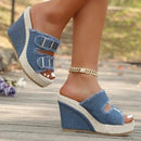 Tamanco Zafira™ com fivelas duplas e detalhe em jeans, calçado casual da ModernLar, exibido em close.