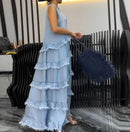 Vestido jeans Helena™ com camadas desfiadas, caimento impecável, estilo elegante e confortável, em tom clássico de denim.