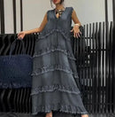 Vestido jeans Helena™ com camadas desfiadas, caimento impecável, da ModernLar, usado por uma modelo em ambiente externo.
