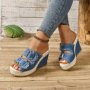 Tamanco Zafira™ da ModernLar com fivelas duplas e design em jeans, exibindo detalhes de fivelas e acabamento em tecido jeans.