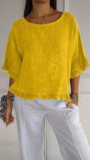 Blusinha Bellatriz™ com babado, manga longa e caimento solto em algodão, perfeita para mulheres modernas e estilosas.
