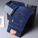 Calça jeans masculina Hero™ da ModernLar, com elasticidade, conforto e caimento perfeito, exibida em cor azul escura.