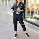 Conjunto Vogue Street™ em linho de algodão com estampa metalizada e calça cargo bordada, estilo moderno e confortável.