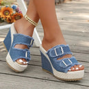 Tamanco Zafira™ com fivelas duplas e design em jeans, calçado feminino da ModernLar, mostrado na imagem.