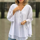Blusa Margiela™ com decote V regulável, barra dupla, em tecido leve e fresco, na cor clara, estilo casual e versátil.