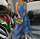 Vestido jeans Helena™ com camadas desfiadas, caimento impecável, modelo feminino, tecido denim azul, estilo elegante e confortável.