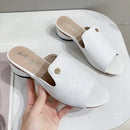Mule Croco Bella™ em couro texturizado com salto bloco baixo, estilo elegante e moderno para produções casuais e sofisticadas.