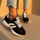 Tênis Revora™ da ModernLar com design retrô, conforto prolongado e detalhes em couro preto, ideal para uso casual.