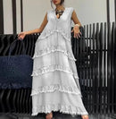 Vestido jeans Helena™ com camadas desfiadas e caimento impecável, modelo elegante e confortável, em tom clássico de denim claro.