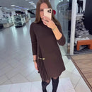 Vestido Gênova™ da ModernLar com recorte plissado escultural, vestido elegante de tecido fluido e detalhes modernos na cor neutra.