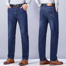 Calça jeans masculina Hero™ da ModernLar, modelo com alta elasticidade, conforto e caimento perfeito, vista de frente com detalhe de bolso