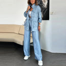Conjunto Madonna™ com corte moderno estilo cargo, roupa urbana sofisticada, em tom neutro, exibido em fundo neutro.