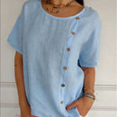 Blusa Amora™ em algodão leve com botões laterais, caimento solto e toque natural, estilo casual e confortável.
