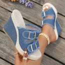 Tamanco Zafira™ em jeans com fivelas duplas da ModernLar, detalhes de design em tecido jeans e solado confortável.
