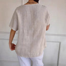 Blusa Amora™ em algodão leve da ModernLar com botões laterais, caimento solto e acabamento natural, estilo casual e confortável.