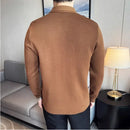 Camisa Layer ModernLar com efeito cardigan e design de sobreposição, estilo refinado e prático, em tecido leve e confortável.