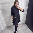 Vestido Gênova™ com recorte plissado escultural, vestido elegante da marca ModernLar, mostrado em uma imagem com detalhes do tecido.