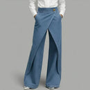 Calça jeans Anya™ da ModernLar com efeito transpassado, frente assimétrica e sobreposta, mostrando detalhes do design moderno.