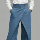 Calça jeans Anya™ da ModernLar com efeito transpassado e frente assimétrica, vista da frente, estilo moderno e fashion.