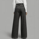 Calça jeans Anya™ da ModernLar com efeito transpassado e detalhe assimétrico na frente, estilo moderno e elegante.