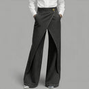 Calça jeans Anya™ da ModernLar com efeito transpassado e detalhe assimétrico na frente, estilo contemporâneo e elegante.