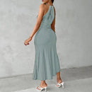 Vestido Solare™ em tecido bordado vazado com fenda frontal, estilo moderno e elegante, ideal para ocasiões especiais.