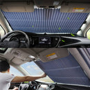 Tela protetora automotiva retrátil UVShield, com acabamento transparente, instalada no carro para proteção solar e UV.