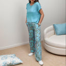 Conjunto Esperanzza™ em popelina de algodão com estampa exclusiva, exibido em uma modelo com toque suave e elegante.