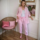 Conjunto Madeleine™ em Linho de Algodão Premium da ModernLar, veste com charme, conforto e sofisticação, imagem de roupa elegante.