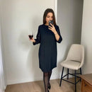 Vestido Alessandra™ com detalhes em pregas e mangas delicadas, usado em uma mulher elegante em ambiente sofisticado.
